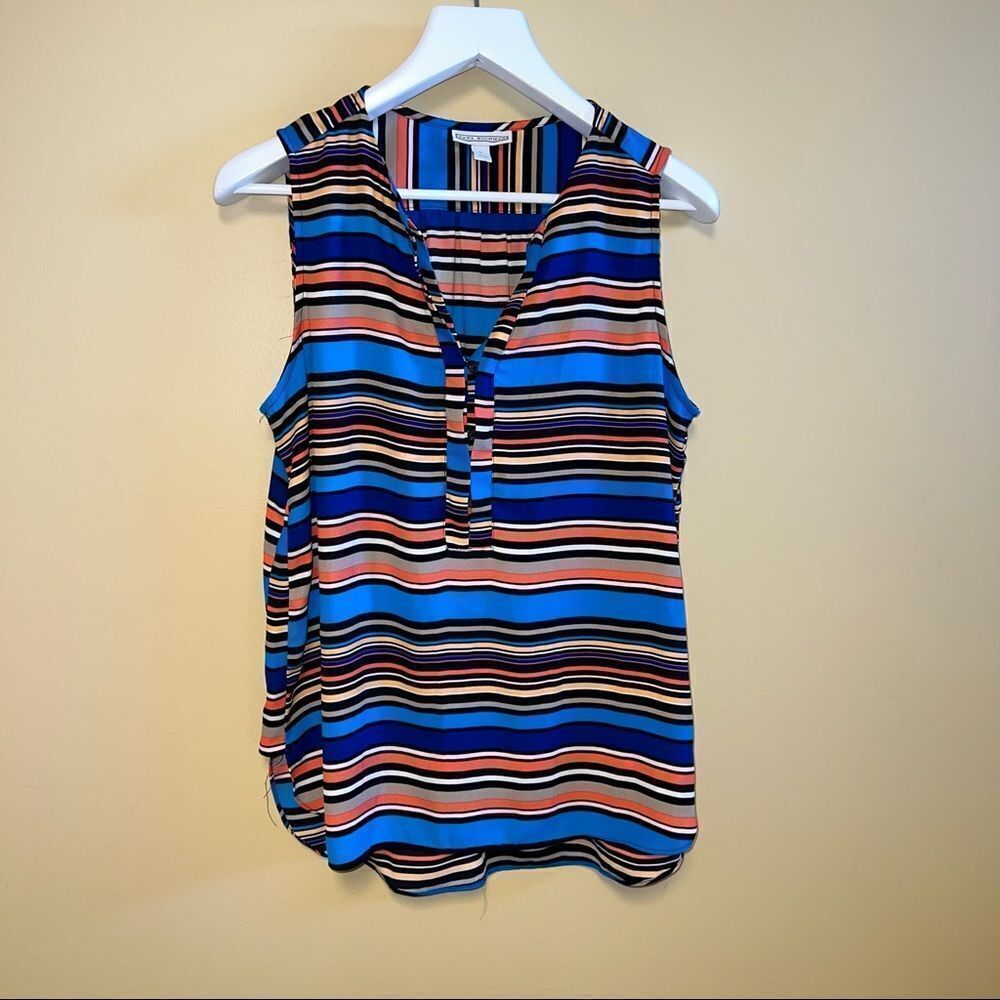 Dana Buchman sleeveless top. Large